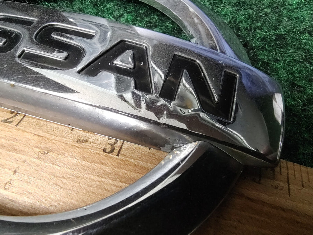 2002 2003 2004 NISSAN XTERRA FRONT CHROME EMBLEM LOGO BADGE SYMBOL OEM 5m3 5m6