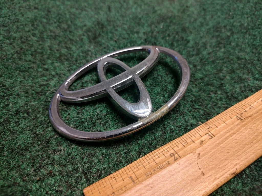 1997- 2001 Toyota Camry Rear Trunk Lid Emblem Logo 75441-33040 OEM 2S1