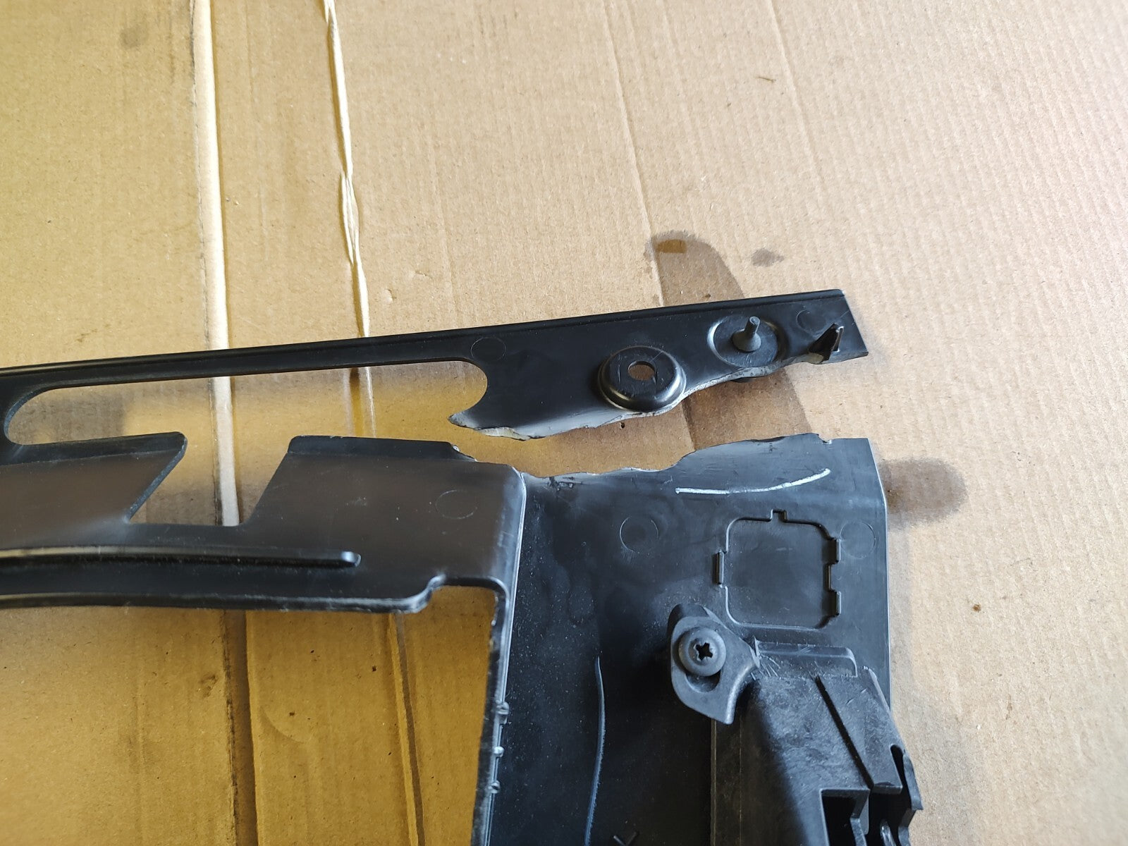 2005-2013 CORVETTE C6 GLOVE BOX SUPPORT BRACKET TRIM PANEL CRACKED 15890186 JT6