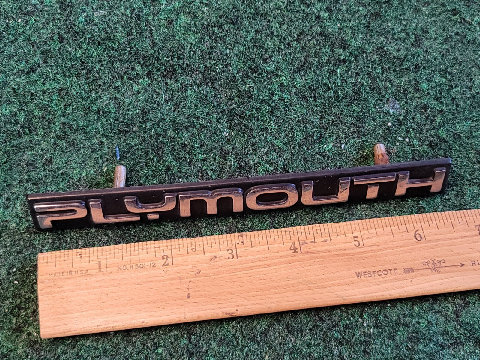 91 92 93 94 95 MINIVAN PLYMOUTH VOYAGER FRONT GRILLE EMBLEM LOGO 1M2