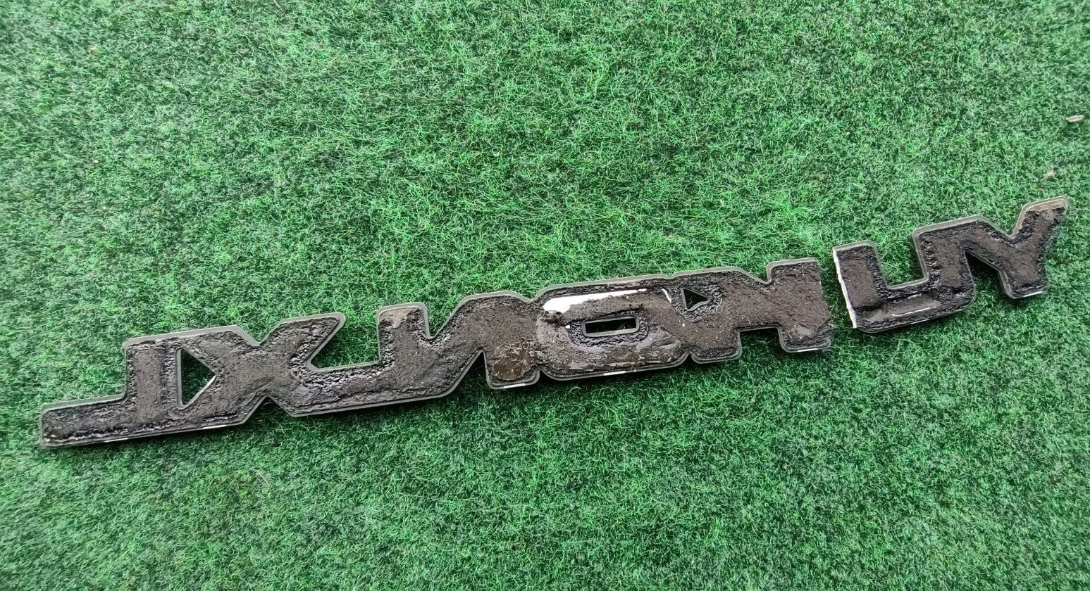 2000-2006 GMC YUKON XL REAR TRUNK LID EMBLEM LOGO BADGE SYMBOL Cracked 2L3