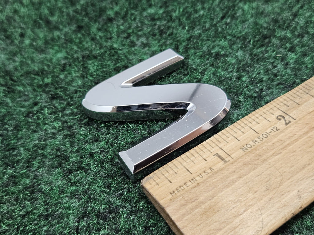 04-15 NISSAN ARMADA "S" REAR TRUNK TAIL GATE CHROME EMBLEM LOGO 93494-8S100 7S9