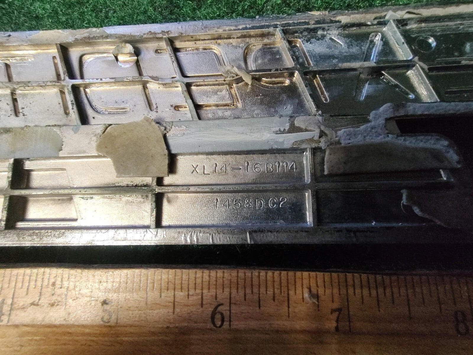 97 98 99 2000 2001 2002 Ford Expedition XLT Triton V8 Emblem XL14-16B114-AA 8L2