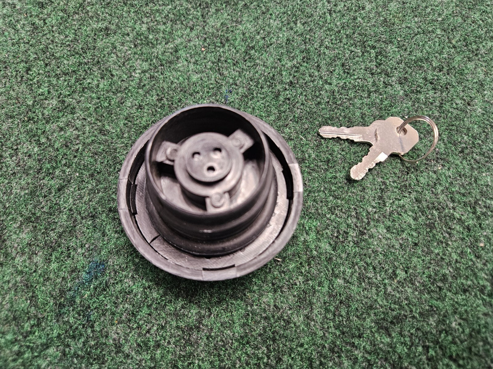 Novelty Gas Guard Fuel Cap Universal Locking With Keys 6M3