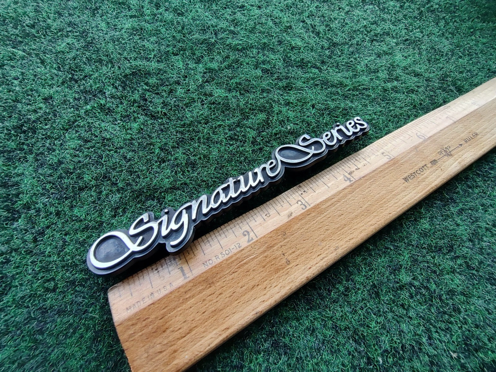 98 99 00 01 02 LINCOLN TOWN CAR SIGNATURE SERIES SIDE EMBLEM LOGO BADGE 5S2