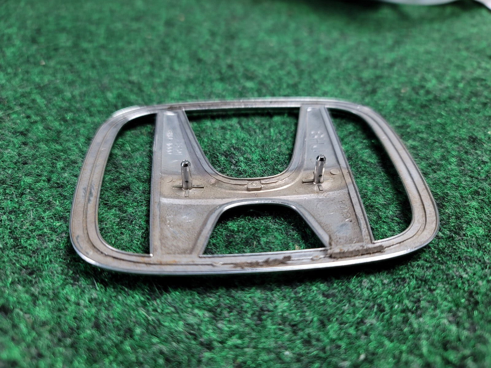 2005-2010 HONDA ODYSSEY REAR LIFTGATE EMBLEM LOGO SYMBOL 75701-SHJ-A000 OEM 2M5