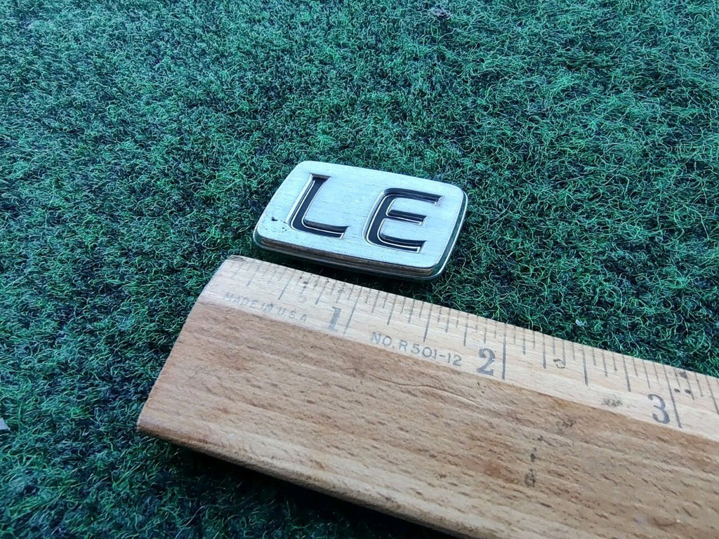 1997-2001 Toyota Camry LE Rear Trunk Lid Emblem Silver OEM 75443-33080 10L4