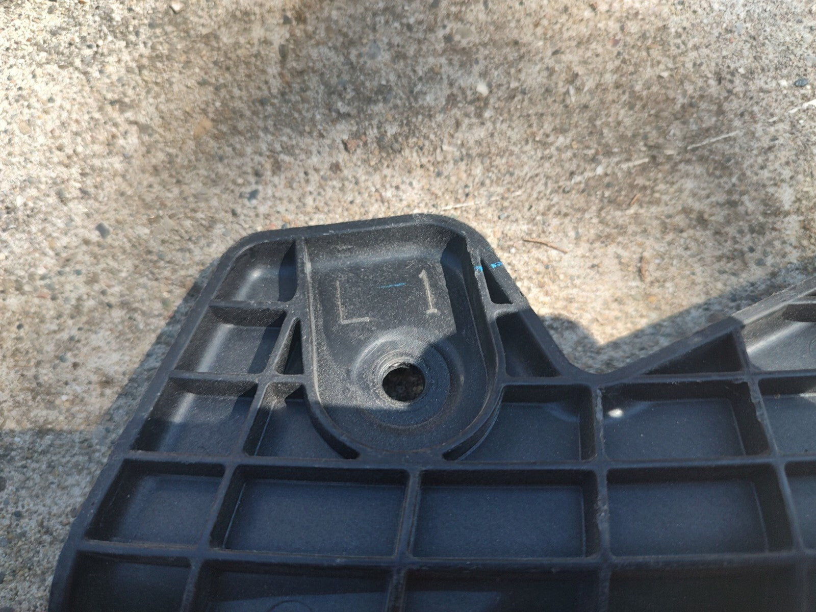 2017 2018 2019 FORD ESCAPE HEADLIGHT LEFT DRIVER LH SIDE LOWER BRACKET JT1