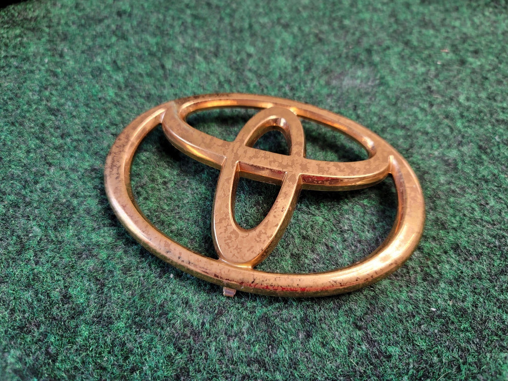 TOYOTA MATRIX GRILLE EMBLEM 75311-AA030 OEM Gold 1M9