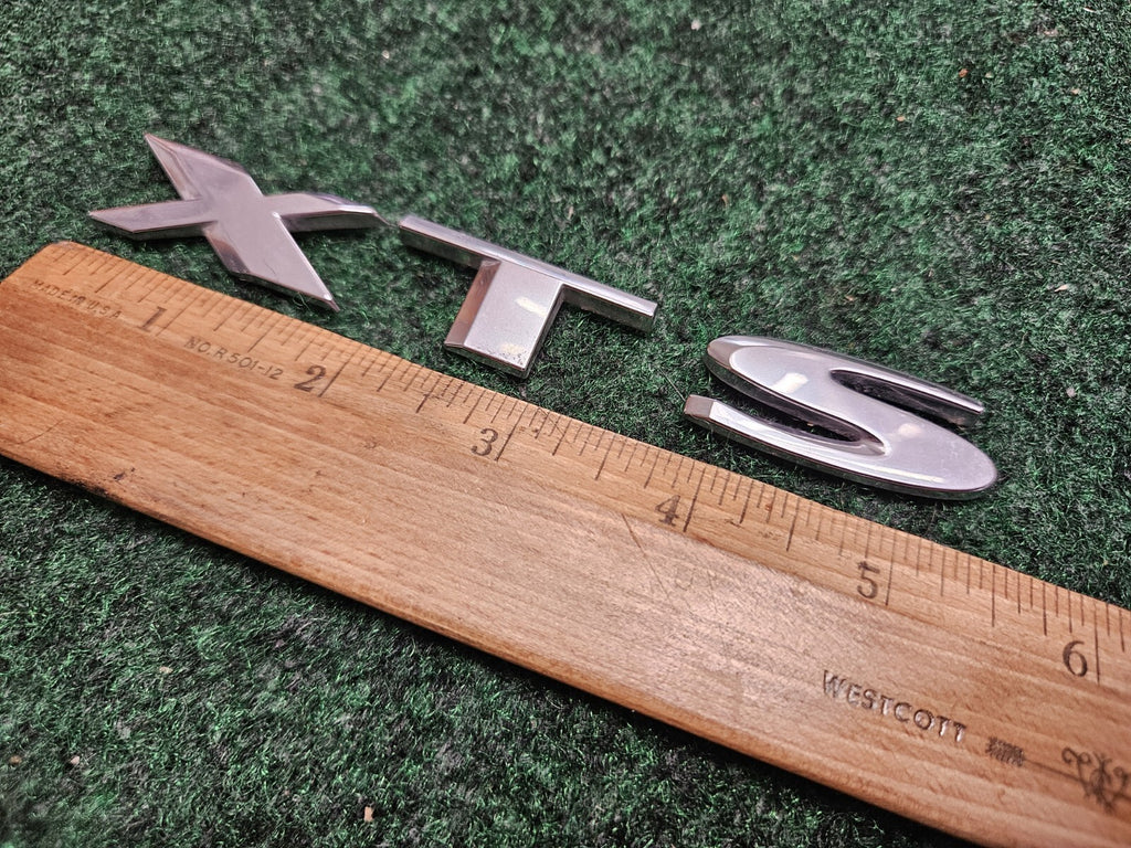 CADILLAC XTS REAR TRUNK LID NAMEPLATE EMBLEM OEM 6M1