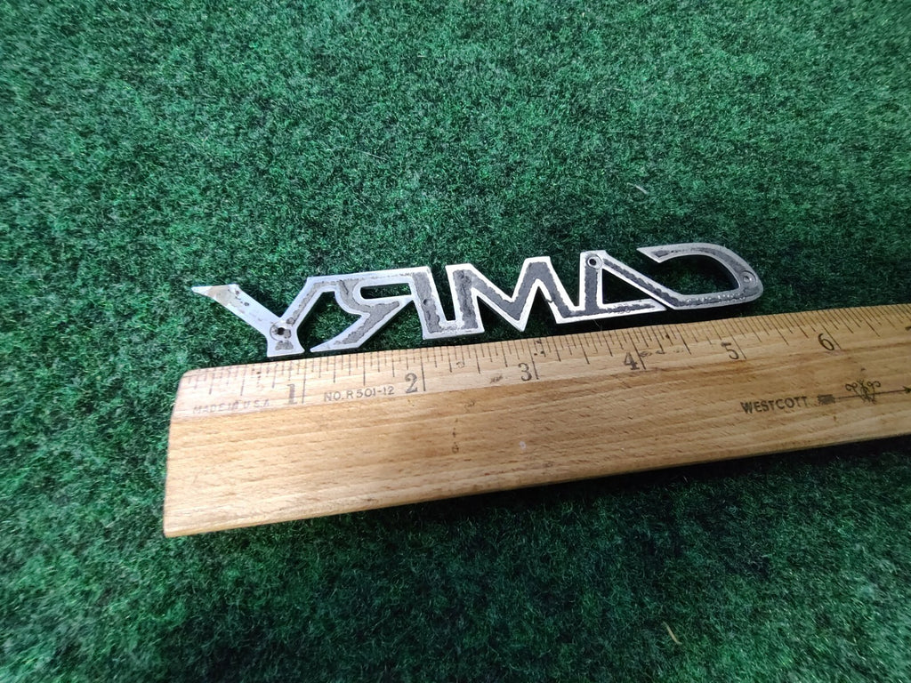 2002 - 2006 TOYOTA  CAMRY REAR TRUNK EMBLEM BADGE 75442-AA020 5S6