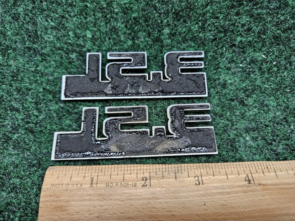 (2) Dodge Charger Magnum 3.5L HIGH OUTPUT Nameplate Emblem 04806330AA GL4