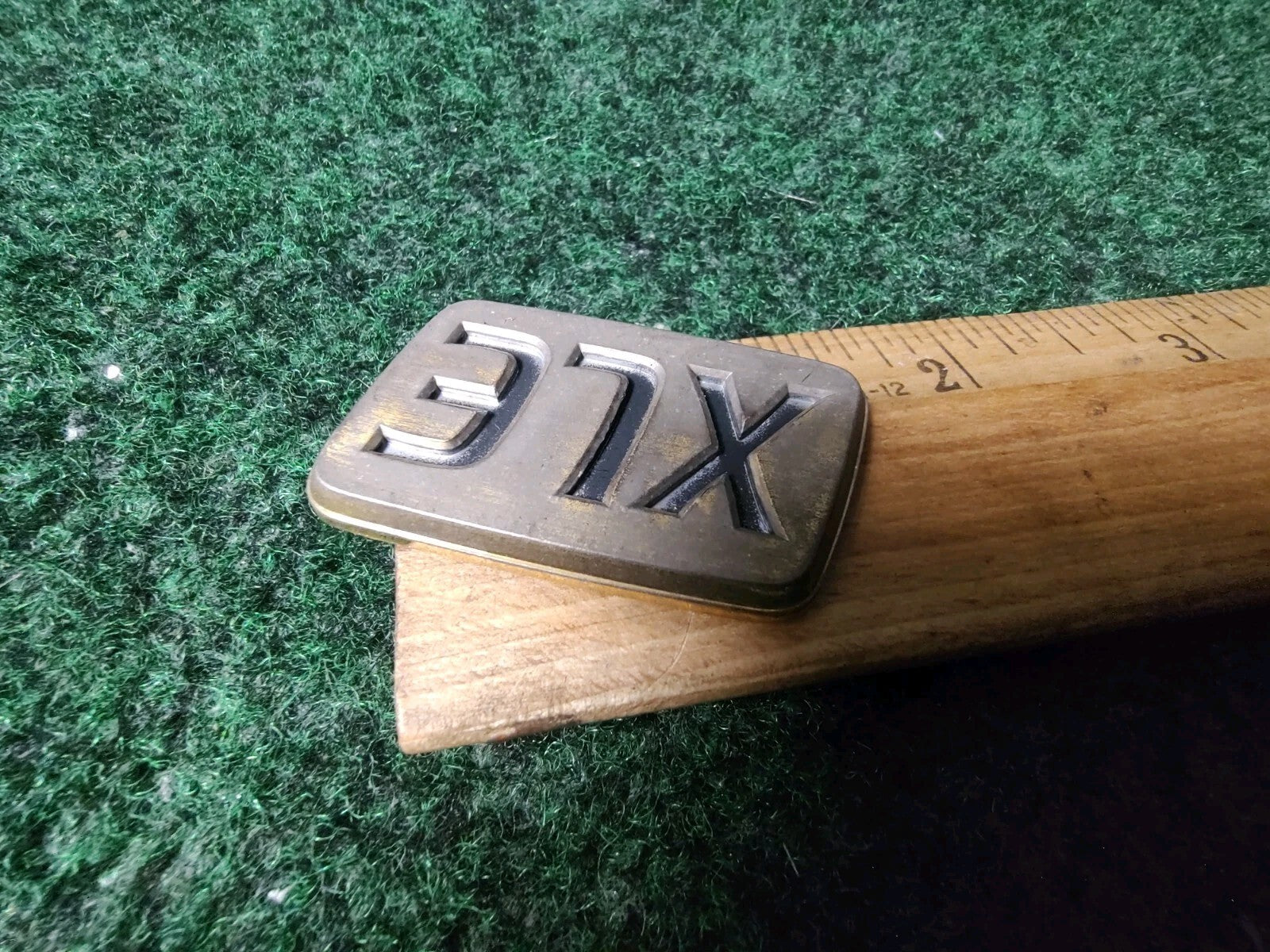 97 98 99 00 01 TOYOTA CAMRY XLE REAR LID EMBLEM LOGO BADGE SYMBOL USED OEM 1S6
