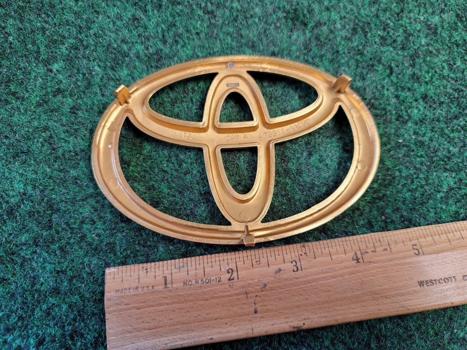TOYOTA MATRIX GRILLE EMBLEM 75311-AA030 OEM Gold 1M9