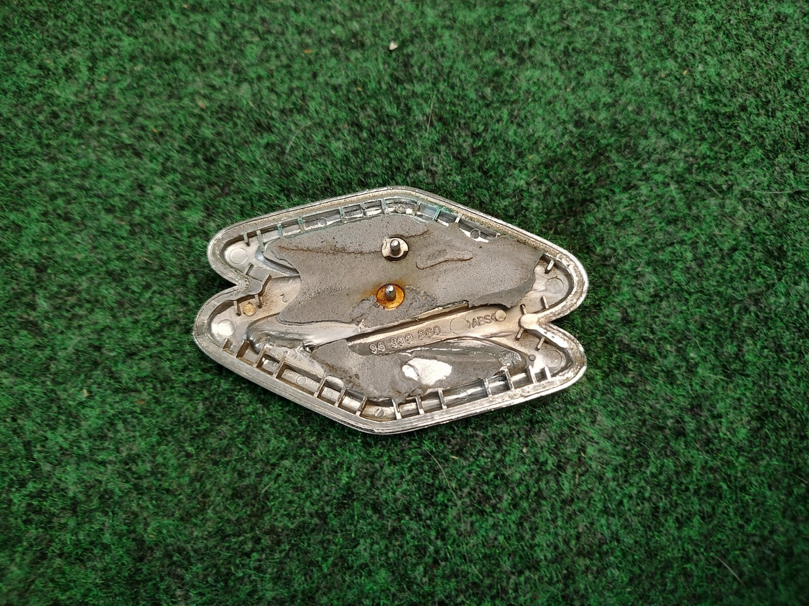 2004 2005 2006 Suzuki Verona Plastic Trunk Lid Emblem W Pins 96399860 1S4