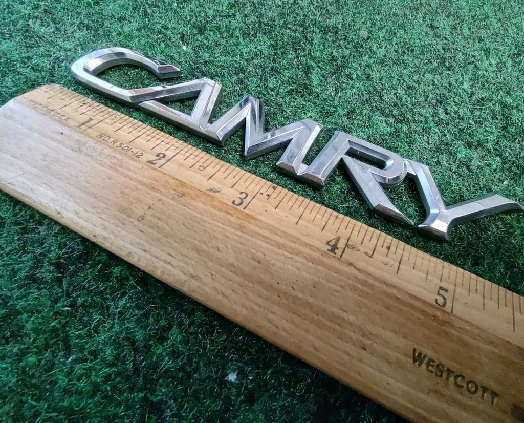 TOYOTA CAMRY REAR GATE LID GOLD EMBLEM LOGO BADGE SYMBOL OEM 8L4