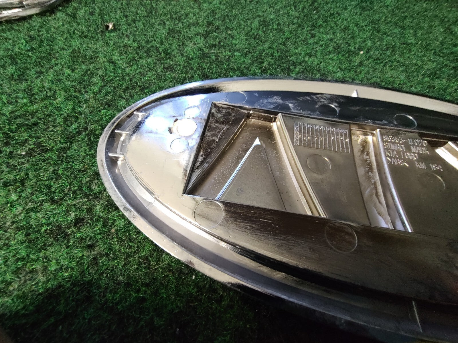 05-07 KIA Sportage Front Grille Emblem Nameplate Badge Ornament 3S1
