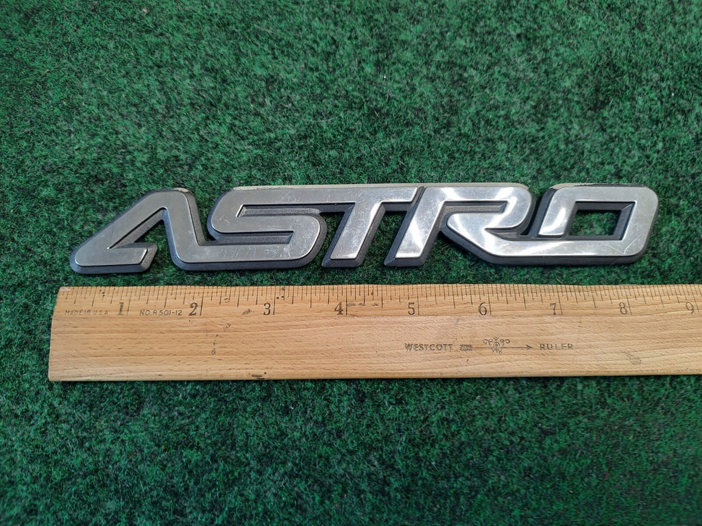 1996-2005 CHEVROLET Astro Van Rear Emblem Badge Logo Nameplate 15724741 OEM 2S8