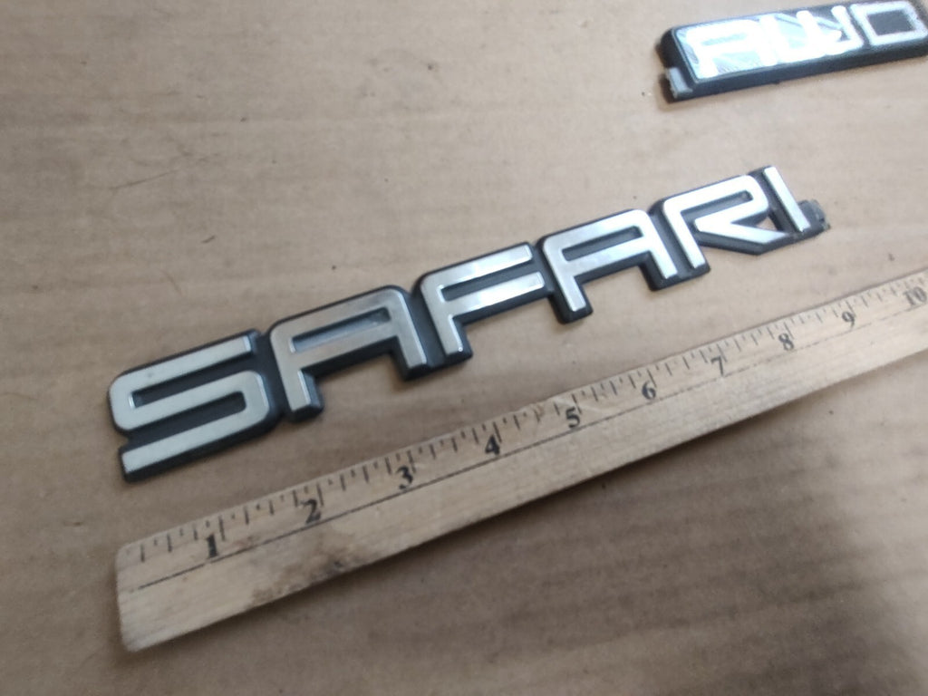 1996-2004 GMC Safari AWD Decal Logo Badge Name Plate Emblem Cracked DL1