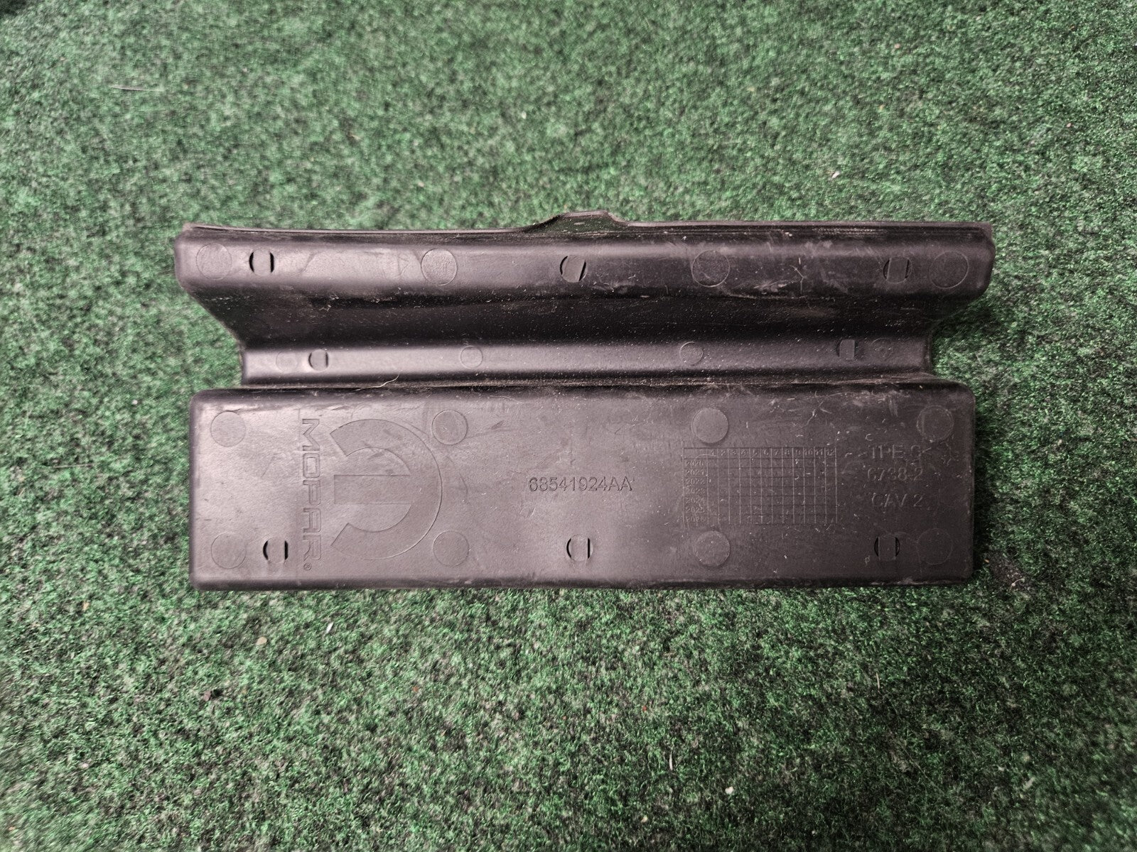2022 - 2025 JEEP GRAND CHEROKEE STORAGE BIN MAT 68541924AB - MOPAR 4M5