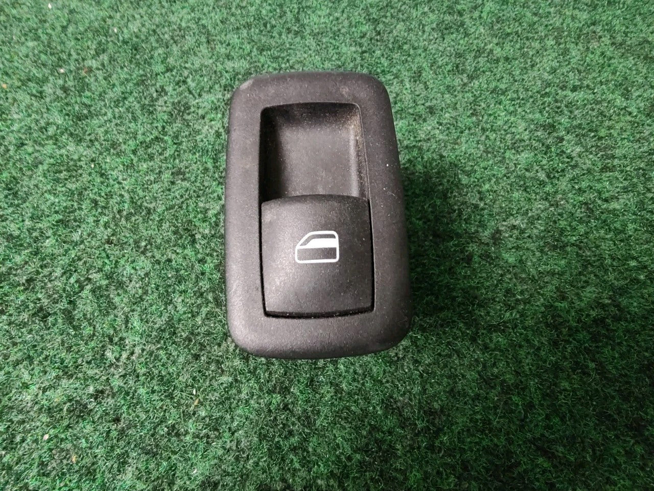 2011-2021 JEEP GRAND CHEROKEE REAR LEFT SIDE DOOR WINDOW SWITCH BUTTON OEM 7S2