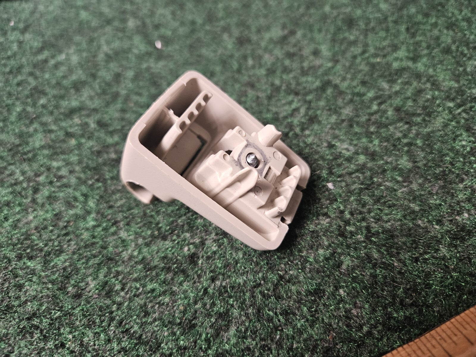 2006-2012 Land Rover Range Rover Sport Beige Sun Visor Clip Retainer OEM 4S7