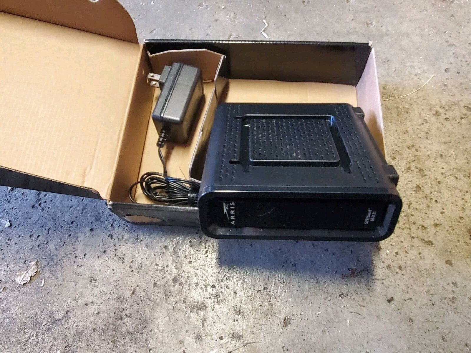 Arris SURFboard SB6121 DOCSIS 3.0 Cable Modem B3J