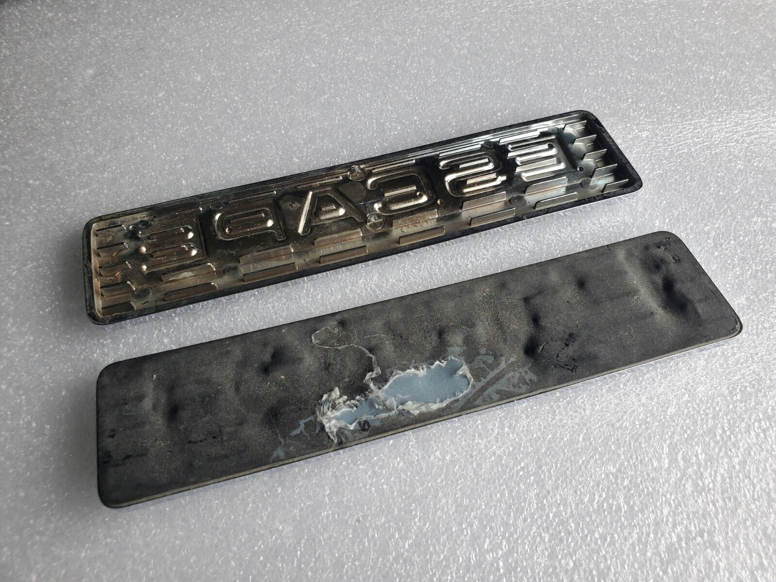 (2)08 09 10 11 12 FORD ESCAPE LIMITED REAR GATE CHROME EMBLEM LOGO BADGE OEM 2L3