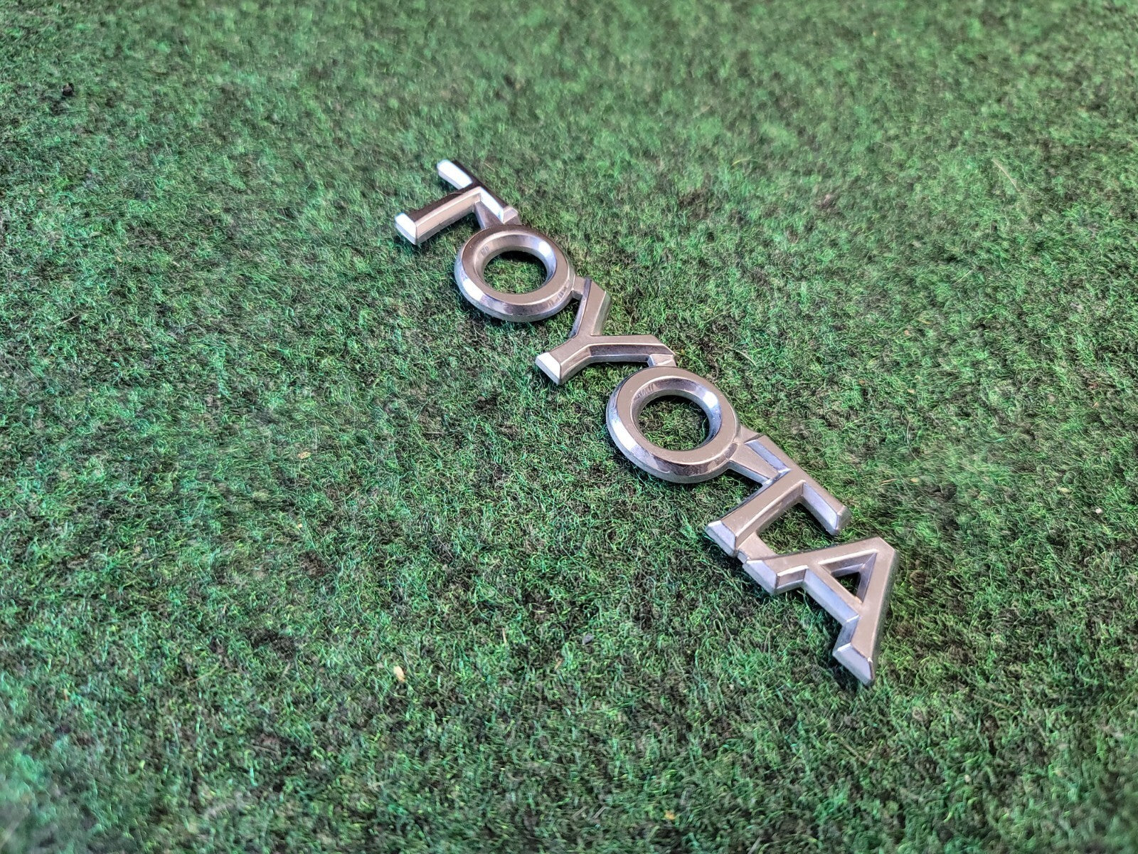1997-2001 TOYOTA CAMRY REAR LID CHROME EMBLEM LOGO BADGE SYMBOL USED OEM 1M5