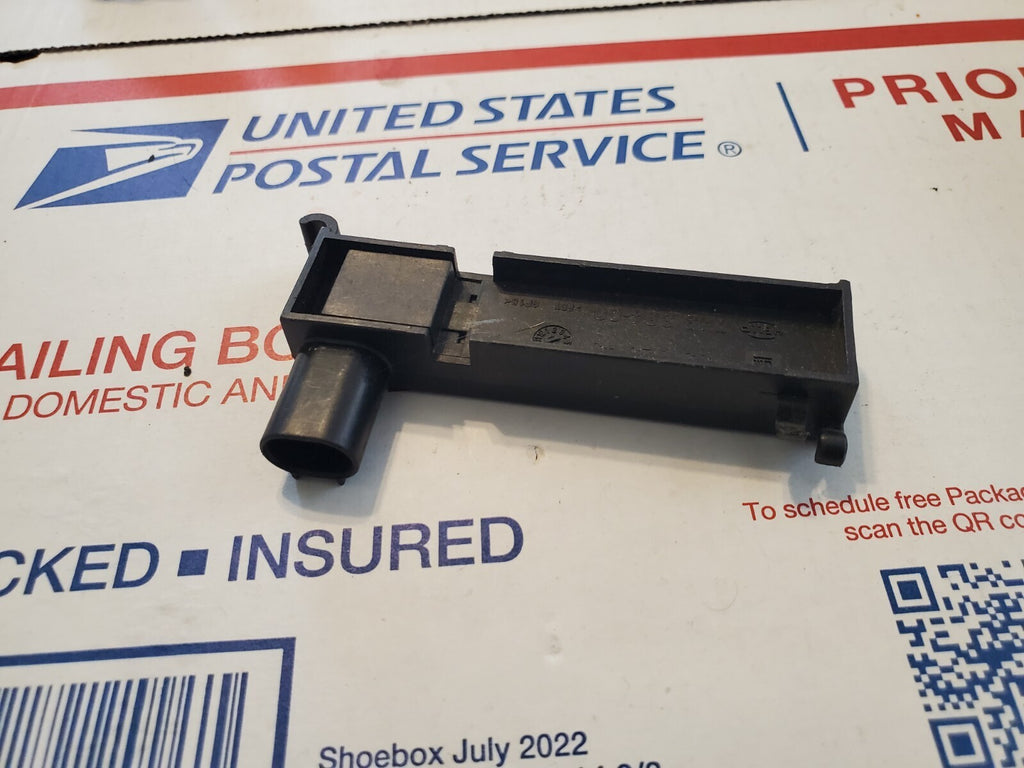 2014 Cadillac XTS Keyless Entry Antenna Transmitter Module 135 025 49 4L7