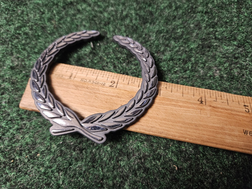 CADILLAC WREATH EMBLEM 00-01 DEVILLE CATERA 00 01 ESCALADE OEM 25676908 3M3