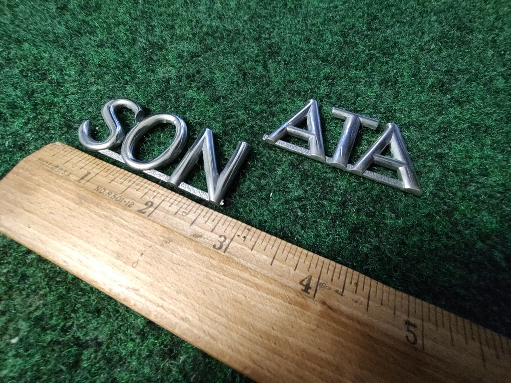 02 03 04 05 HYUNDAI SONATA REAR GATE CHROME EMBLEM LOGO DAMAGED NAME PLATE 4S4