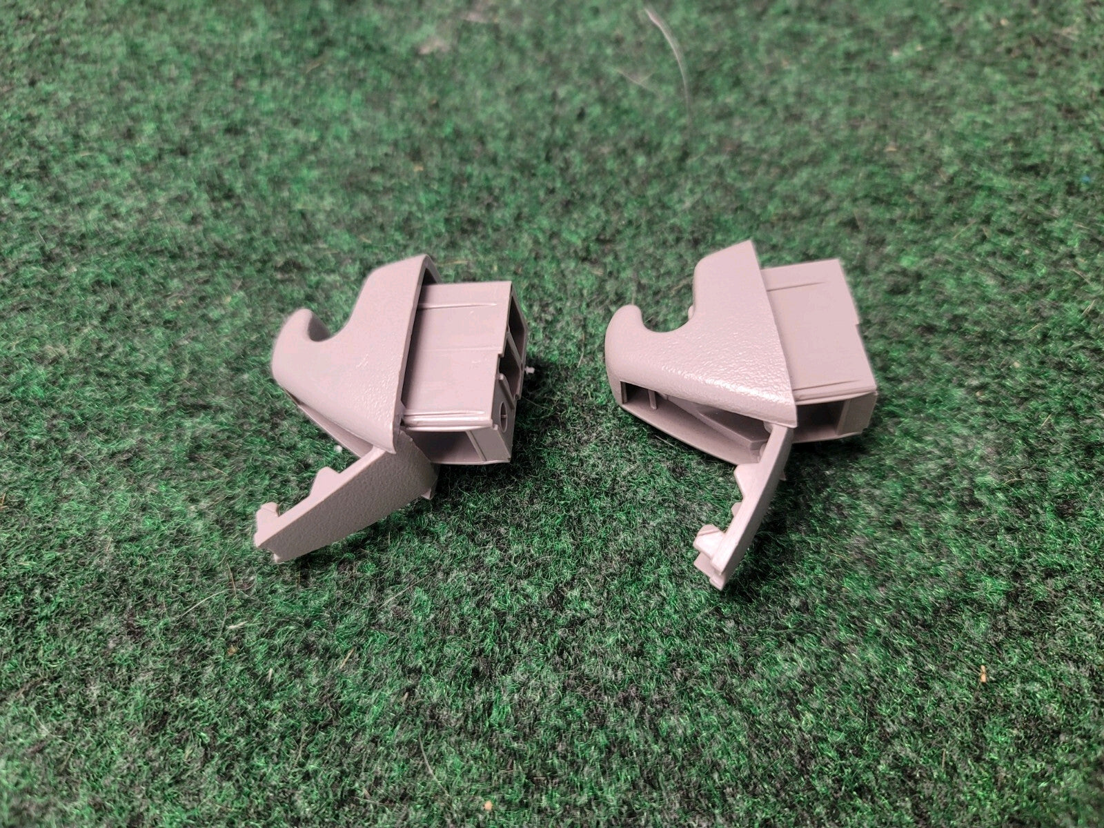 2010-2012 Chevrolet Equinox Front sunvisor sun visor clip Holder gray OEM (2)