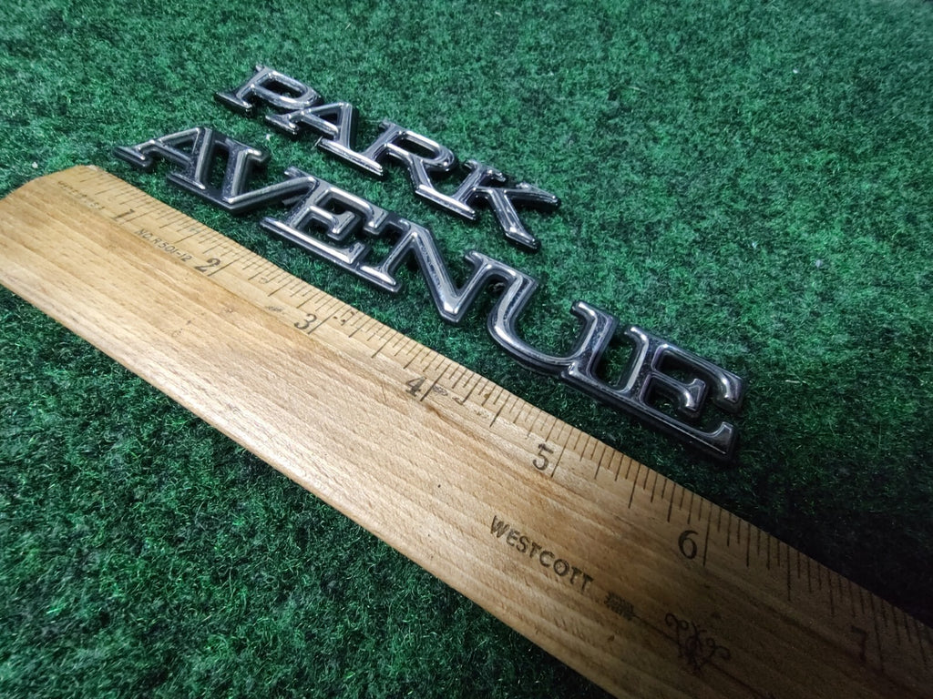 BUICK PARK AVENUE SIDE EMBLEM LOGO BADGE SYMBOL NAME PLATE BADGE USED 6S7