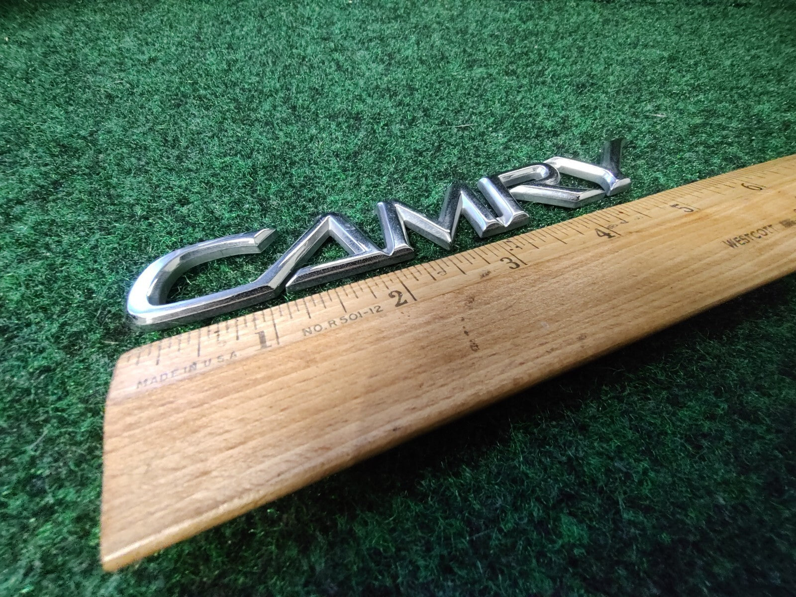 2002 - 2006 TOYOTA  CAMRY REAR TRUNK EMBLEM BADGE 75442-AA020 5S6