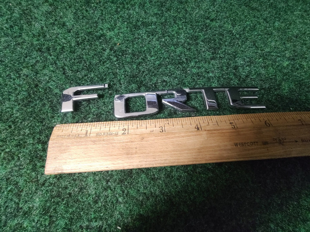10 11 12 13 Kia FORTE Emblem Nameplate Rear trunk Chrome Emblem Cracked 9L3