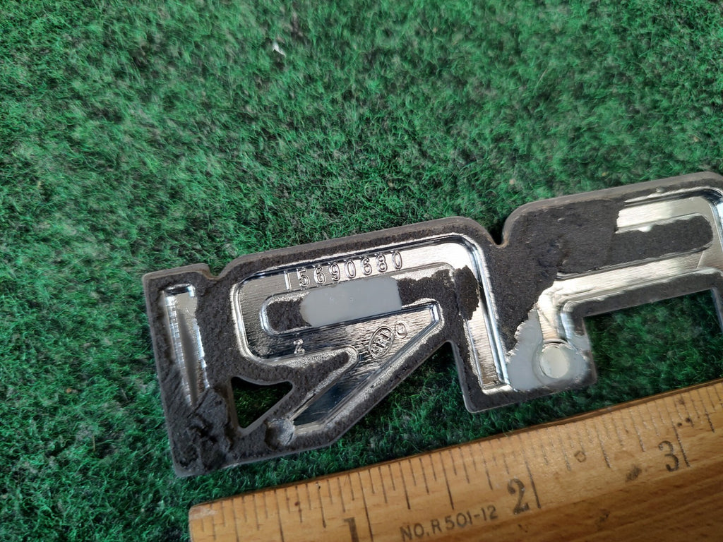 GMC 1995-2005 Safari Front Door Emblem Badge Logo Nameplate Name 15690680 4S7