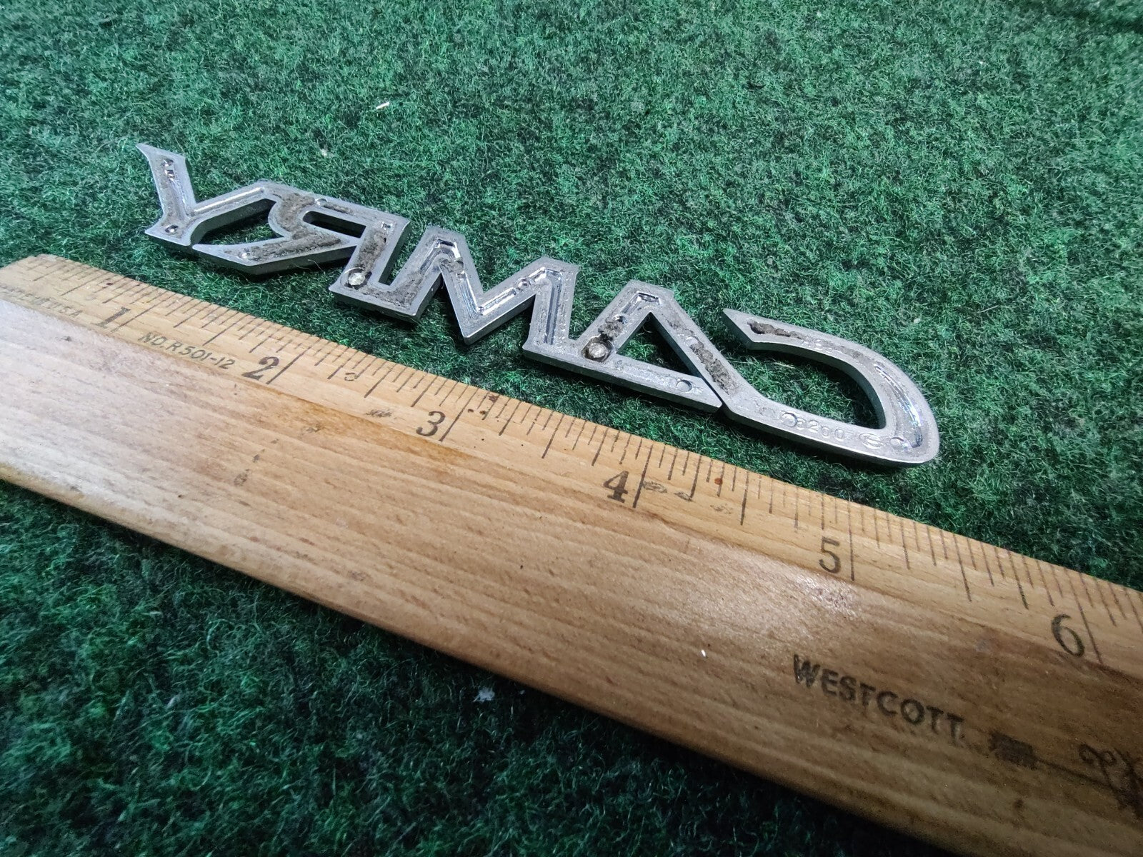 TOYOTA CAMRY REAR GATE LID GOLD EMBLEM LOGO BADGE SYMBOL OEM 8L4
